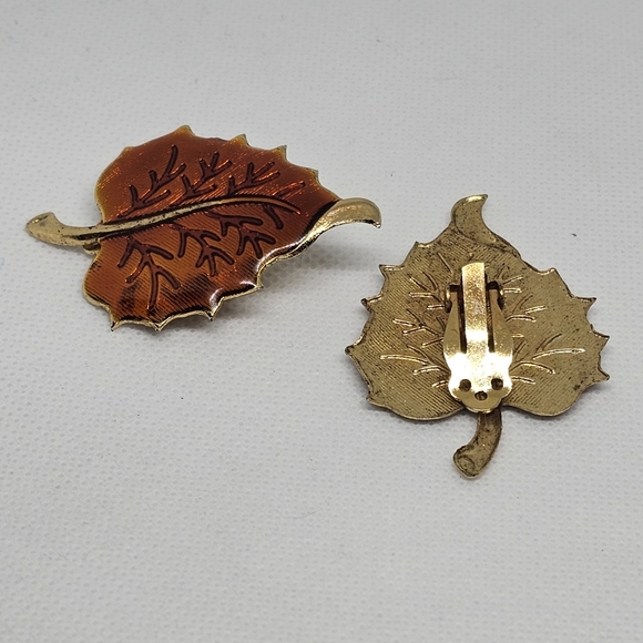VINTAGE ONE OF A KIND GOLD TONE LEAF ENAMEL RETRO COLLECTIBLE EARRINGS. - Picture 4 of 4